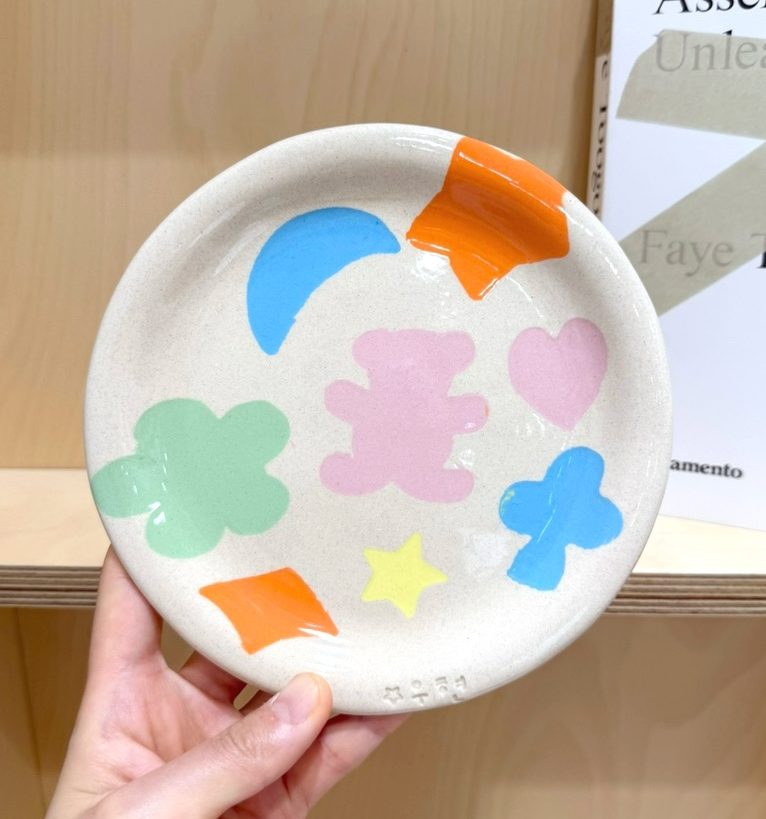 가운데 분홍 곰과 하트, 구름 모양 조각을 올린 색소지 접시