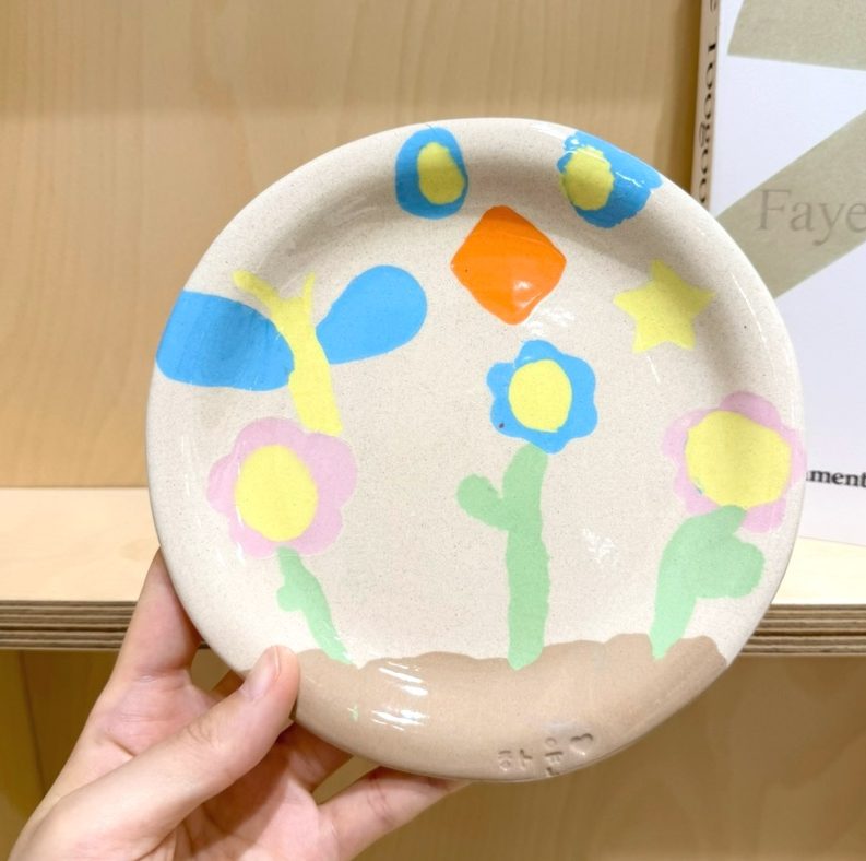 조각을 길게 이어 꽃줄기와 꽃을 만든 색소지 접시