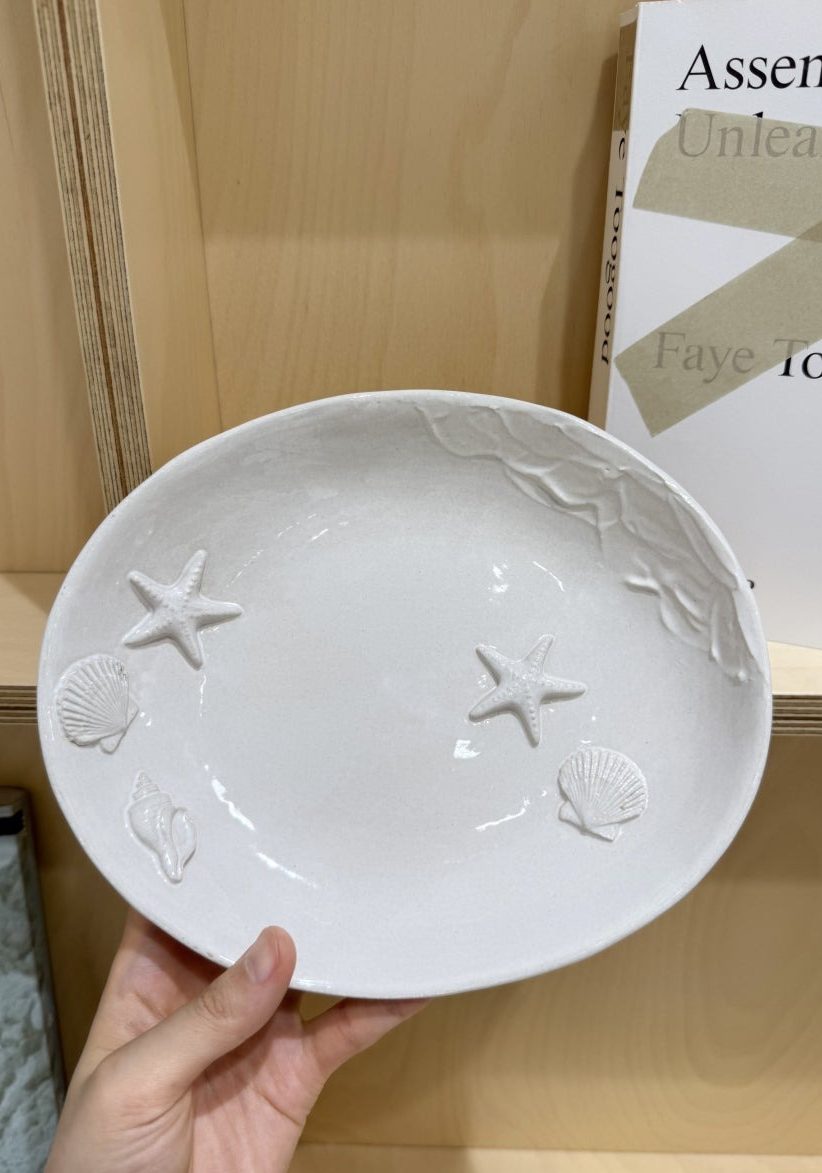 불가사리와 조개를 흩어 놓은 타원 접시