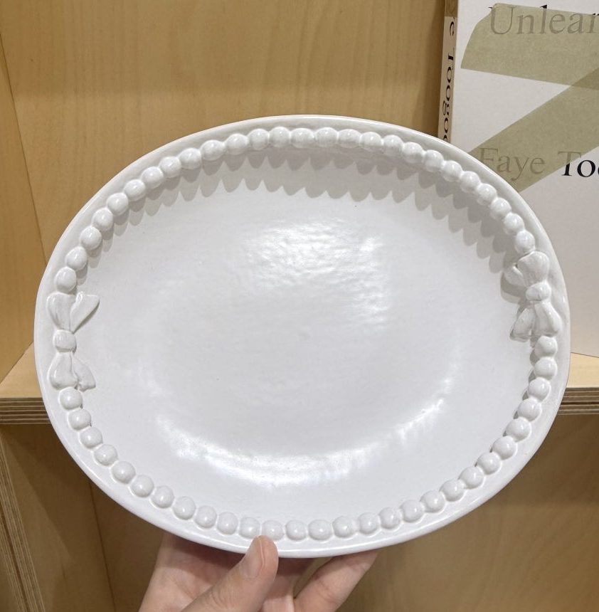 구슬 테두리와 리본을 단 타원 접시