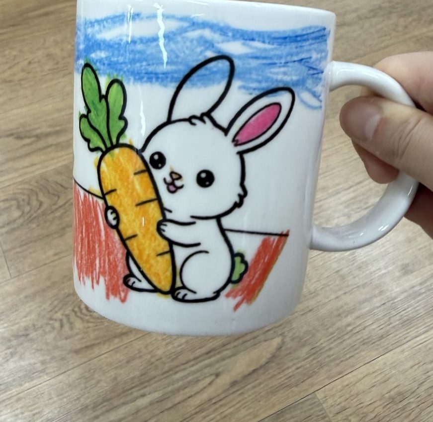 토끼와 당근 도안에 색을 칠해 완성한 머그컵
