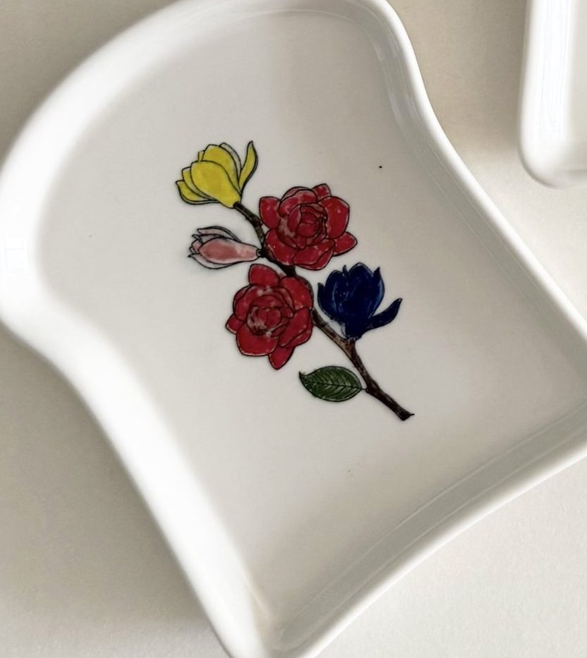 식빵 모양 접시에 빨간 장미와 노란 꽃다발을 그려 구운 완성품