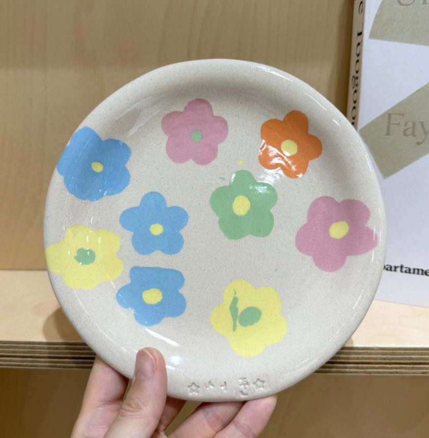 파랑, 분홍, 초록, 노랑 꽃을 고르게 배치한 색소지 완성 접시
